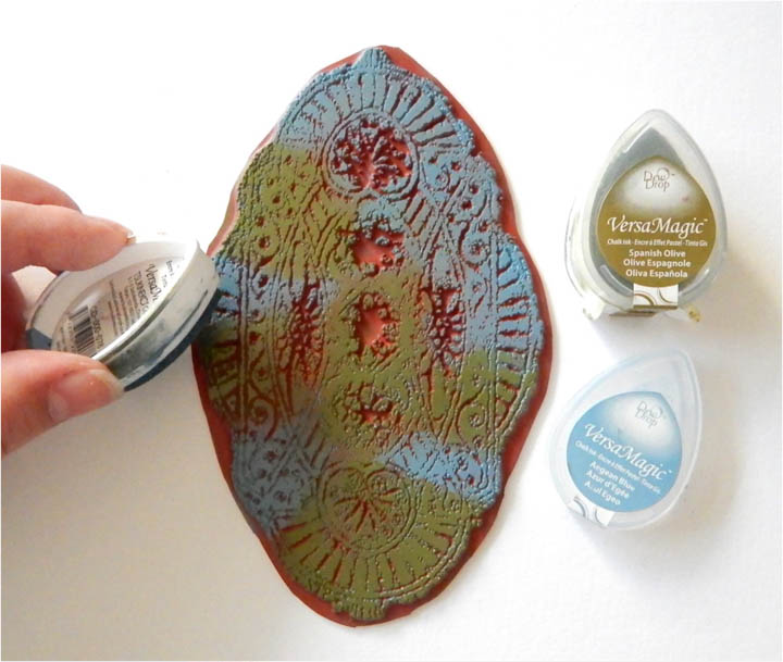  Pounce on the Spanish Olive and Aegean Blue VersaMagic DewDrop inks onto a rubber stamp.